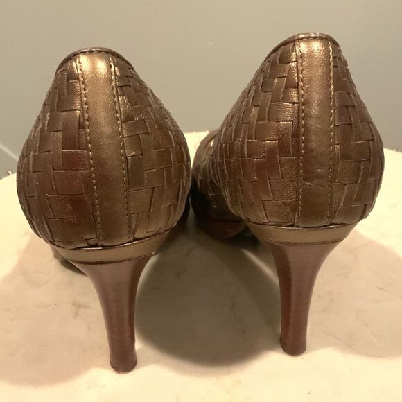 Cole Haan Gold Heeled Metallic Woven Leather Peep Toe Woman’s Pumps Size 6 - Picture 6 of 11